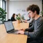 logiciel plan de maison affiché sur un écran d'ordinateur dans un bureau moderne
