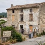 Maison à rénover à Plan-de-Cuques avec façade ancienne et potentiel de réhabilitation