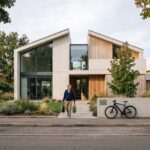 Architecte et client discutant des plans d'une maison individuelle sur un chantier moderne