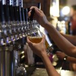 Les nouvelles tendances design qui seduisent les bars urbains featured