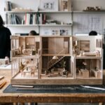 Maquette architecture d'intérieur posée sur une table de travail, détaillant l'aménagement d'un espace moderne