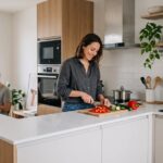Idée cuisine en L moderne avec plan de travail épuré et rangements optimisés